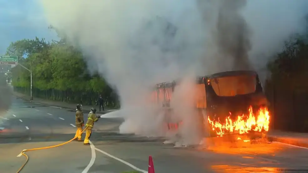 Incêndio em ônibus na Barra da Tijuca