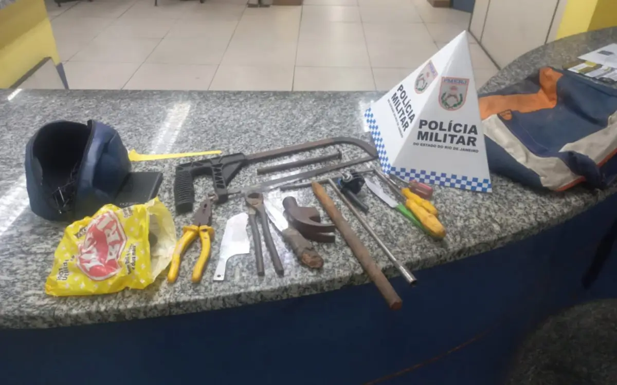 Militares apreenderam várias ferramentas utilizadas na ação