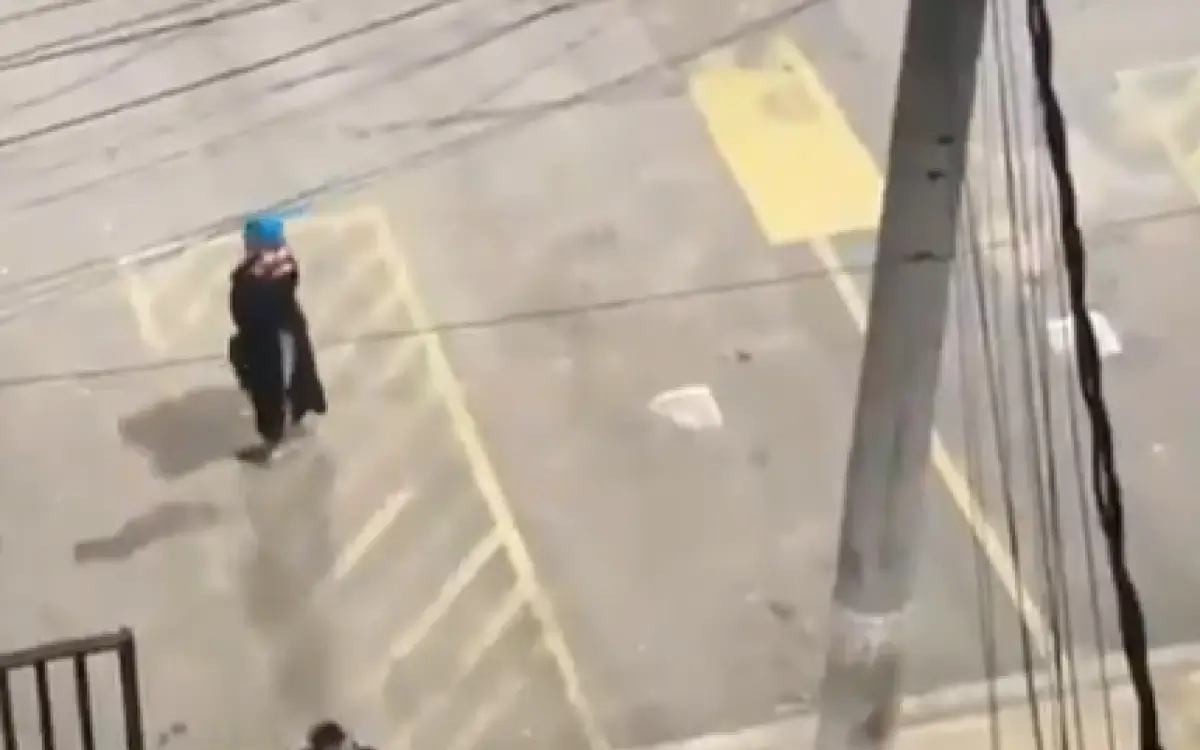 Momento em que o policial atira contra rapaz