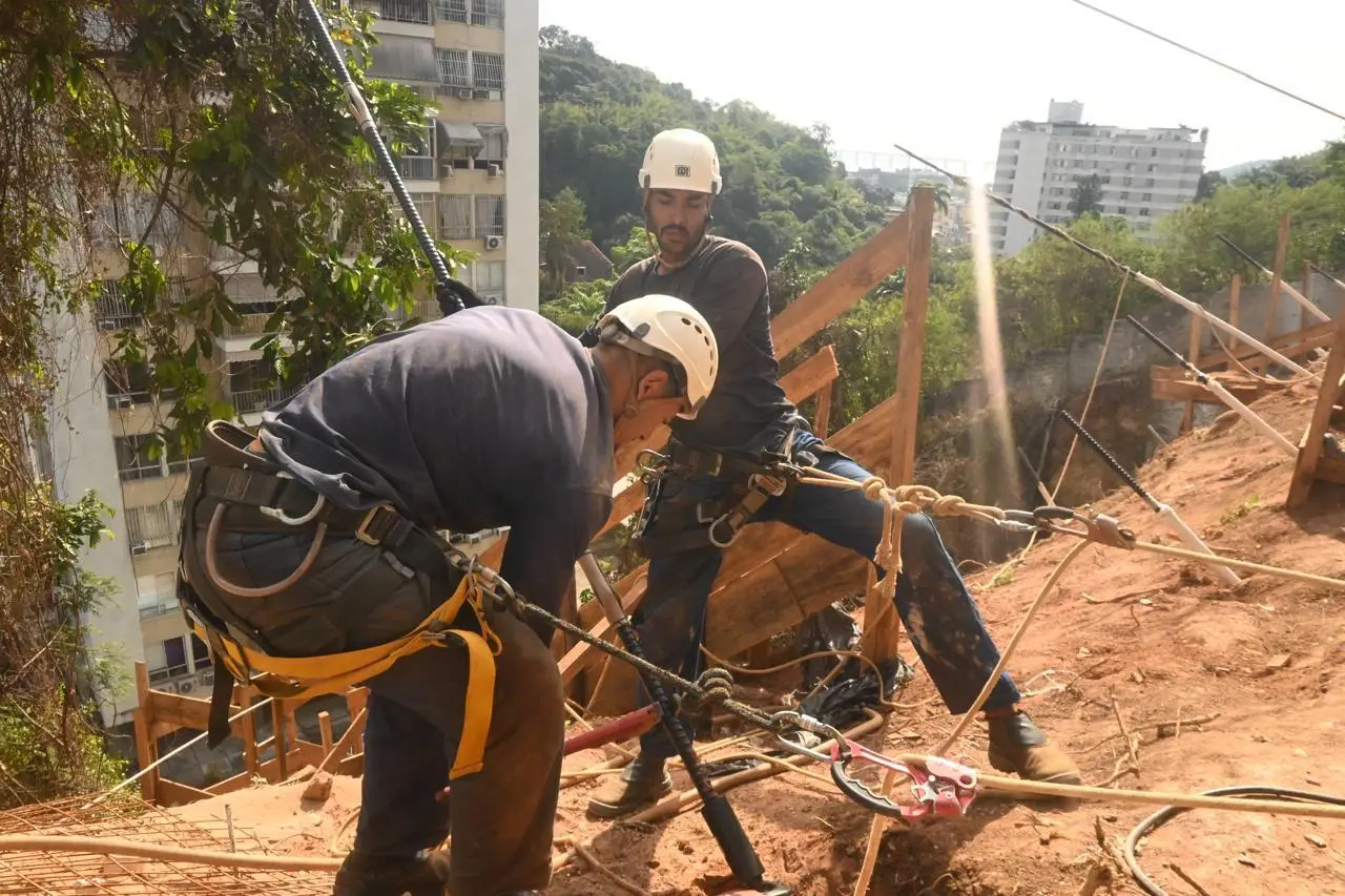Obras de contenção de encosta em Niterói