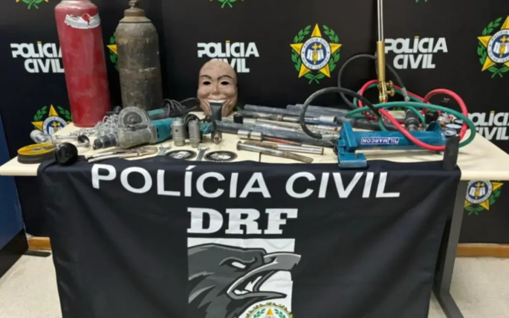 Polícia apreendeu maçarico, cilindro de gás, marretas, ponteiras, macaco hidráulico e outras ferramentas