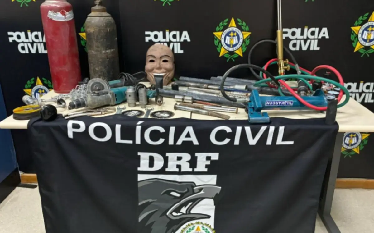 Polícia apreendeu maçarico, cilindro de gás, marretas, ponteiras, macaco hidráulico e outras ferramentas