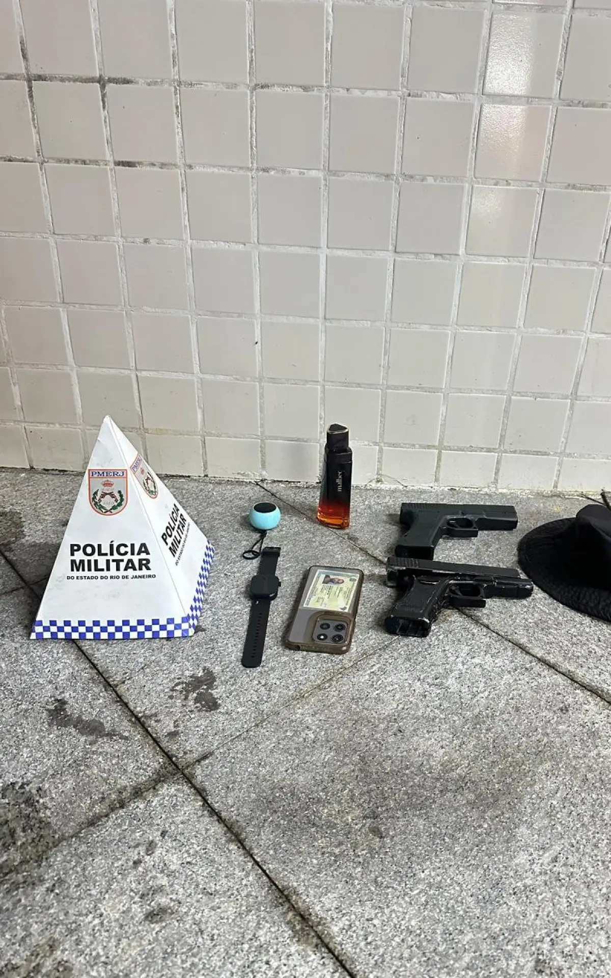 Polícia prende trio com armas falsas