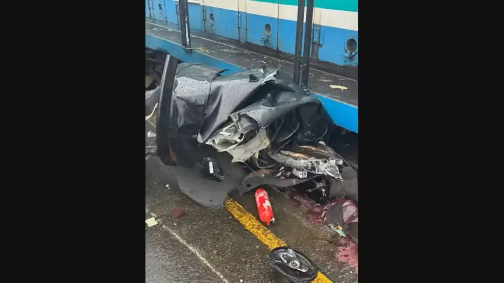 Acidente entre carro e trem