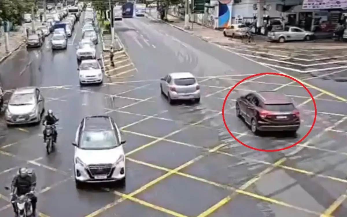 Adolescente é apreendido após carro furtado ser interceptado na Ponte