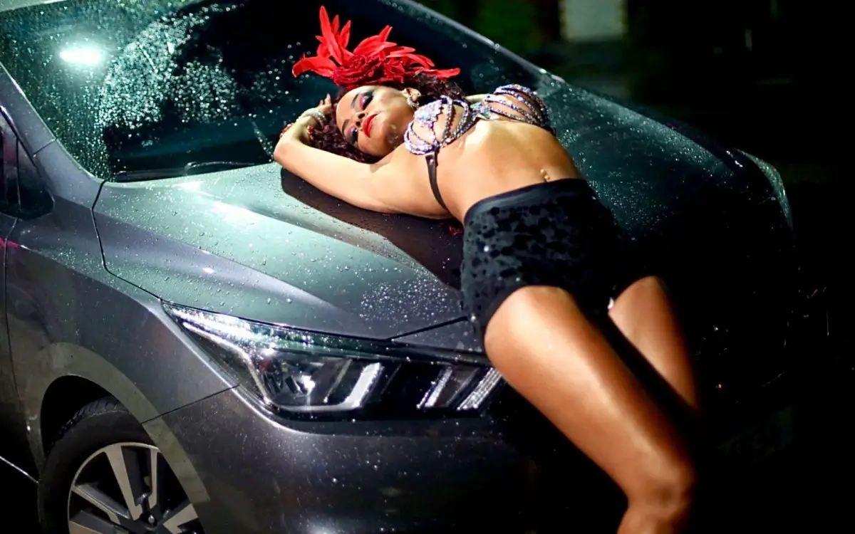 Anny Alves posa sensual para a Porto da Pedra