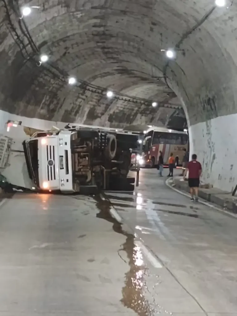 Caminhão tomba em túnel da BR-040