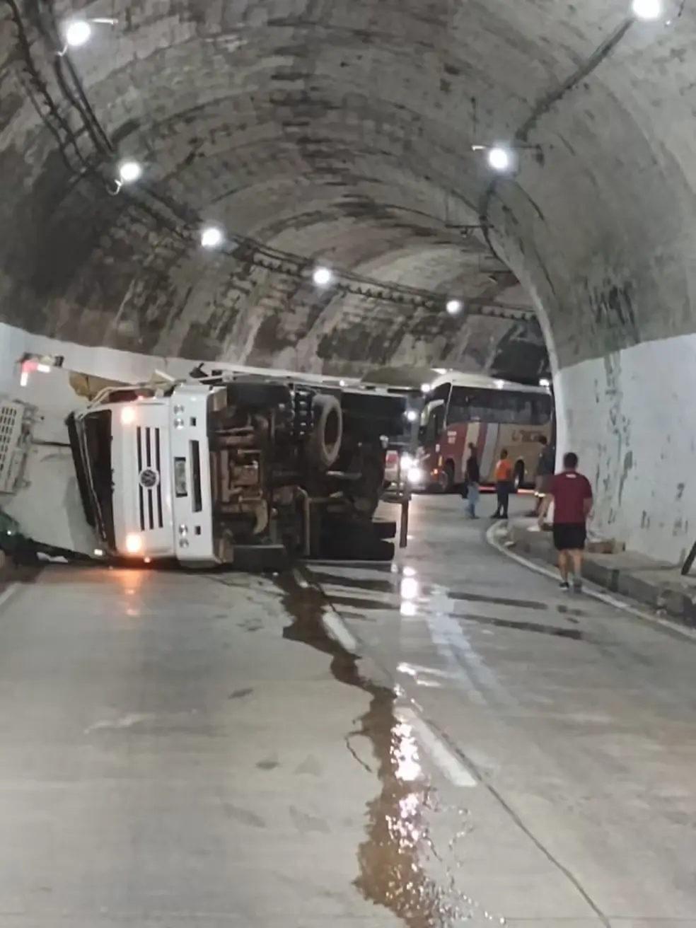 Caminhão tomba em túnel da BR-040