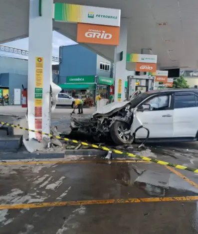 Carro ficou bastante destruído com a batida