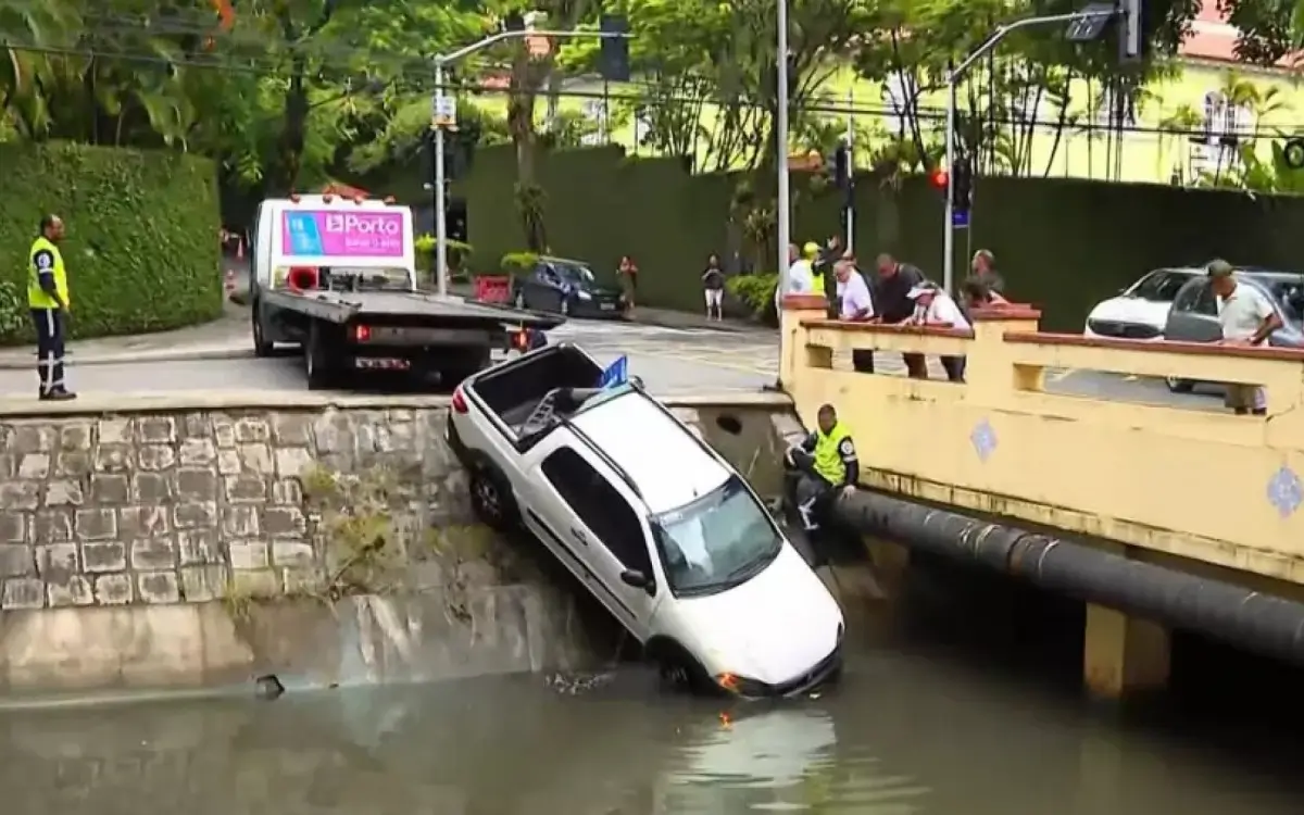 Carro cai em canal no Leblon e motorista impressiona ao relatar acidente