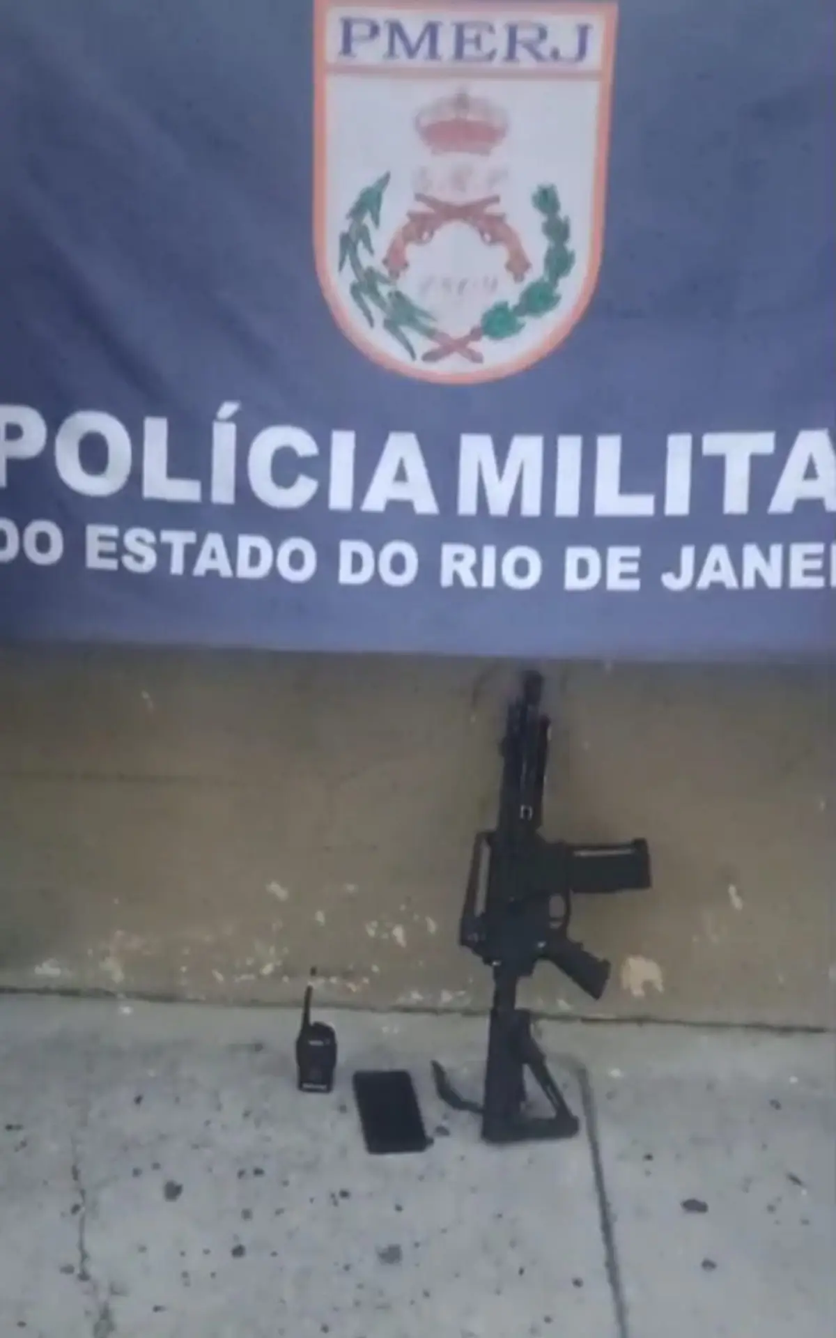 Militares apreenderam um fuzil,