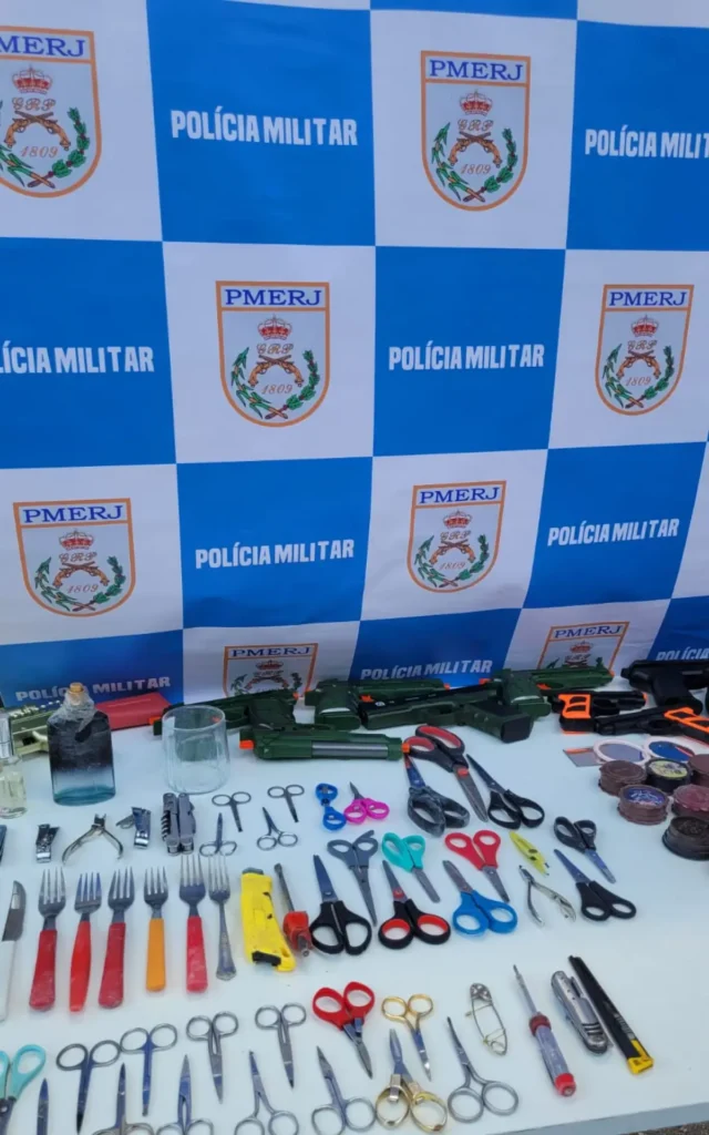 Tesouras, alicates e frascos de vidro foram apreendidos