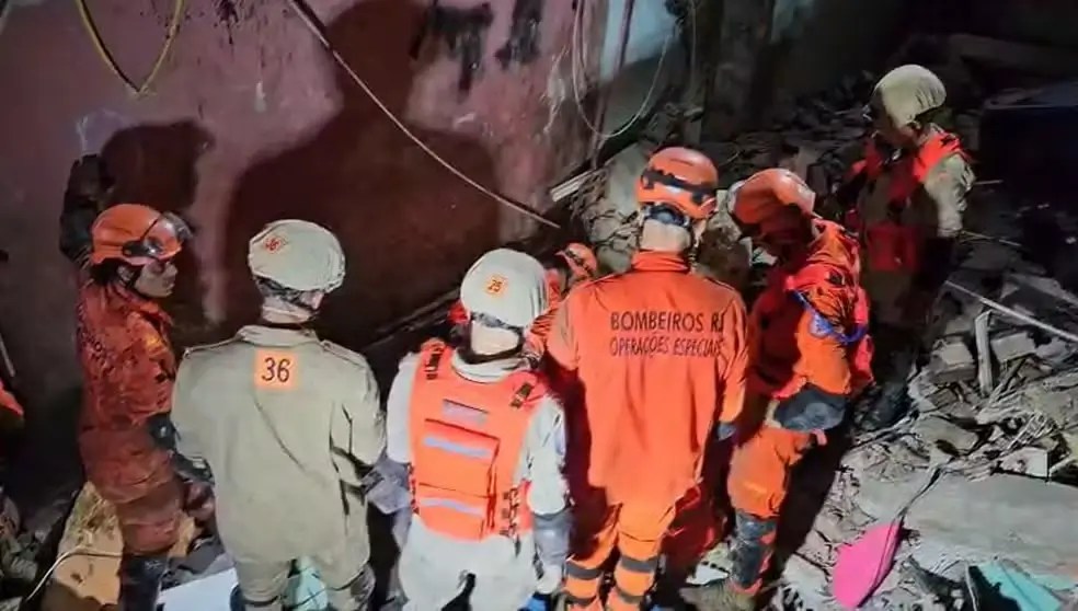 Bombeiros buscam por mãe e filha que estão soterradas
