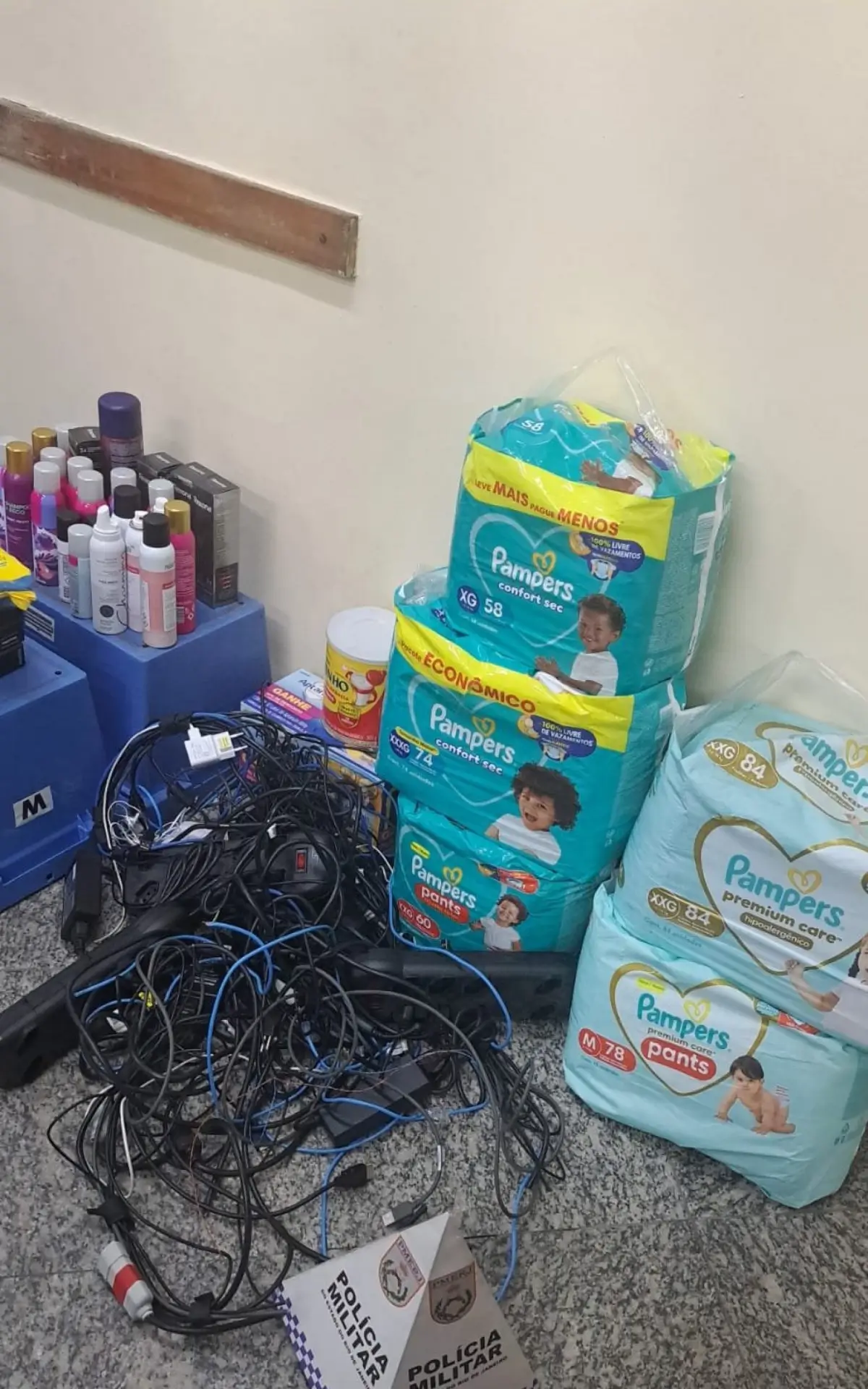 Suspeitos tentaram furtar fraudas, leite em pó e itens cosméticos