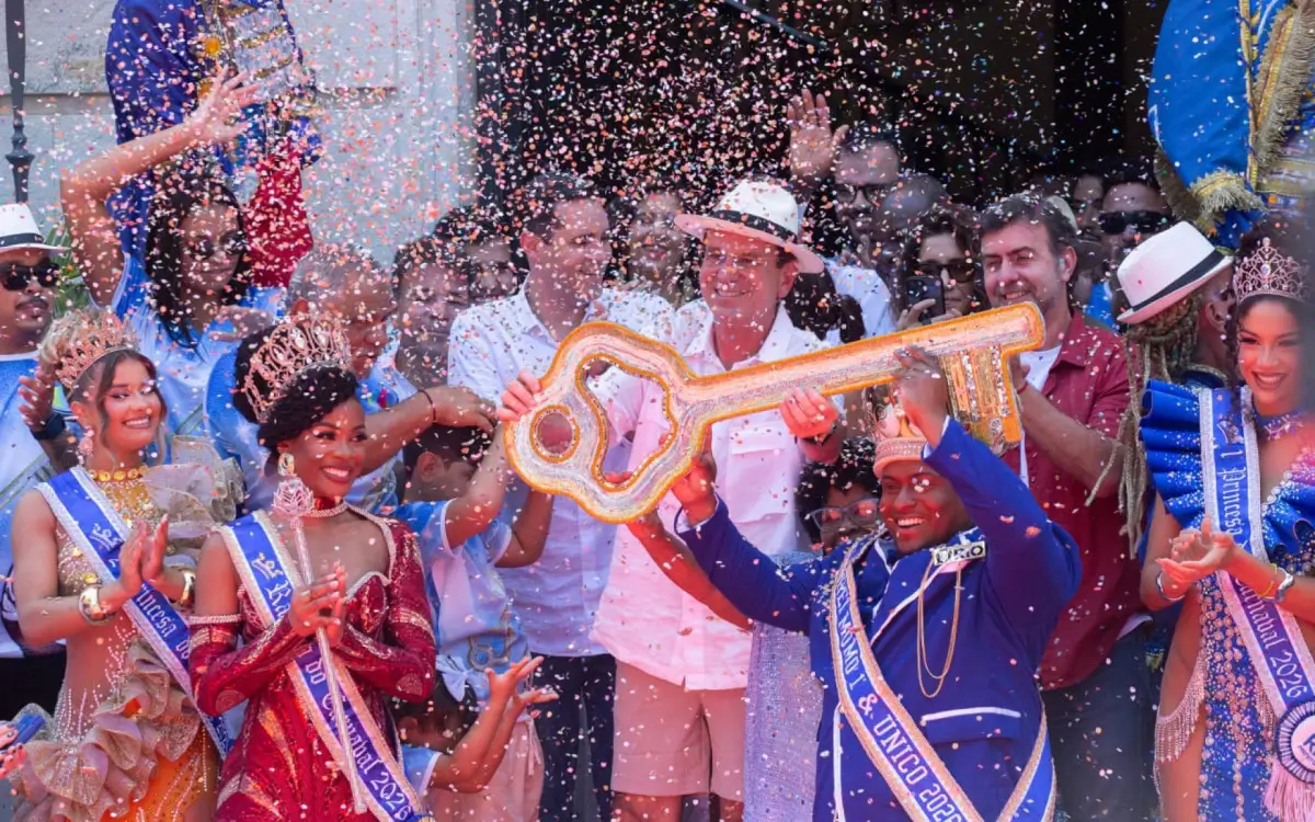 Eduardo Paes entrega a chave da cidade para o Rei Momo e oficializa o início do Carnaval