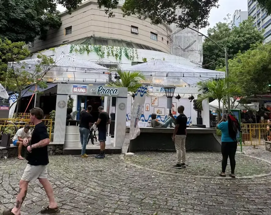 Estrutura de bar cobre estátua de Cazuza no Leblon