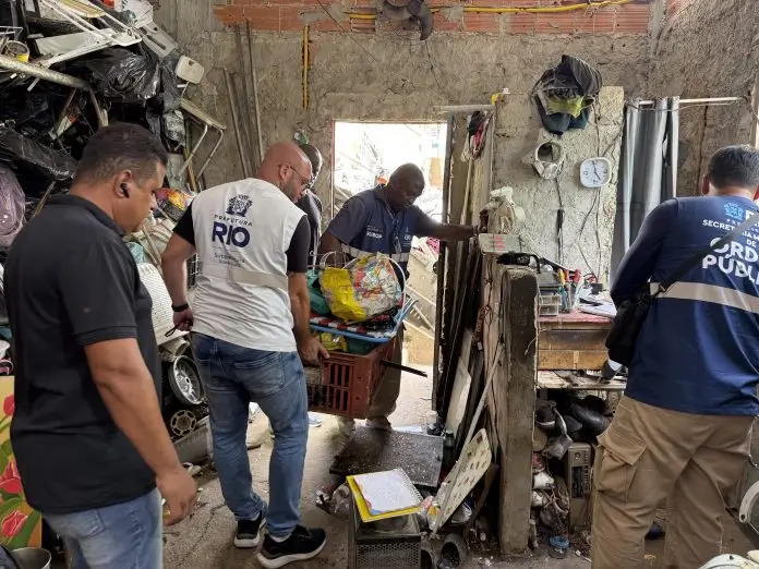 Ferros-velhos do Morro da Formiga e do Alto da Boa Vista passam por operação da Subprefeitura