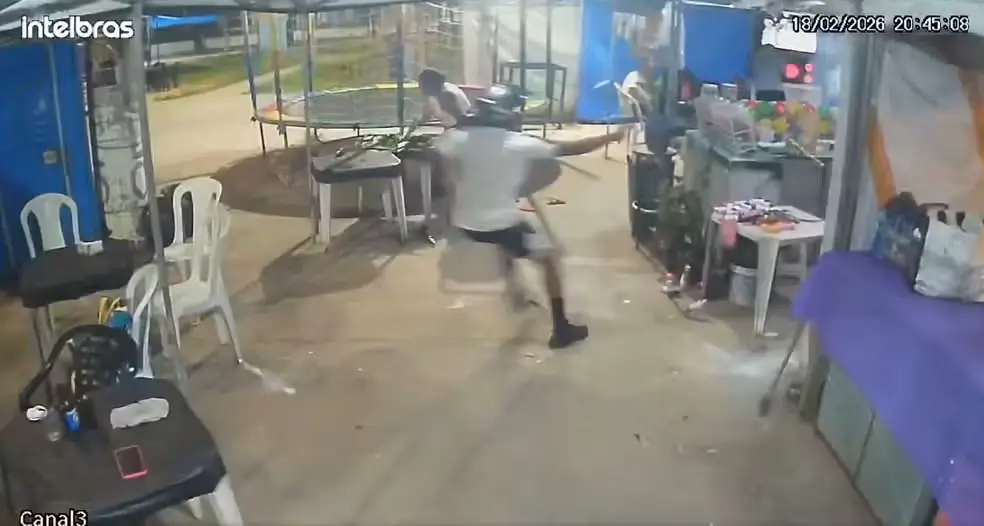 Câmeras de segurança registraram criminosos trocando tiros