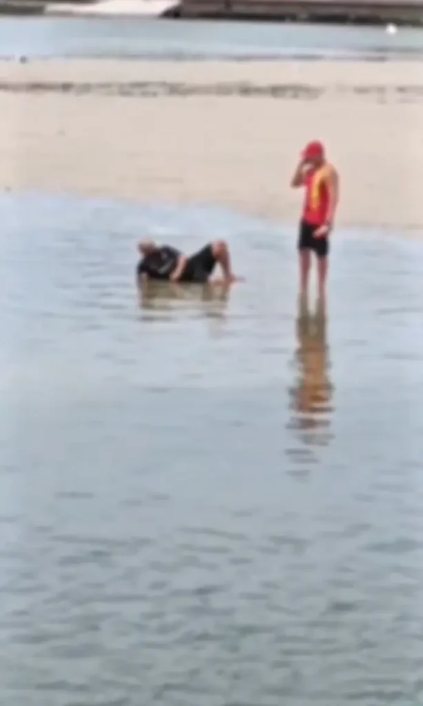 Homem dormindo boiando em lagoa mobiliza bombeiros em Saquarema