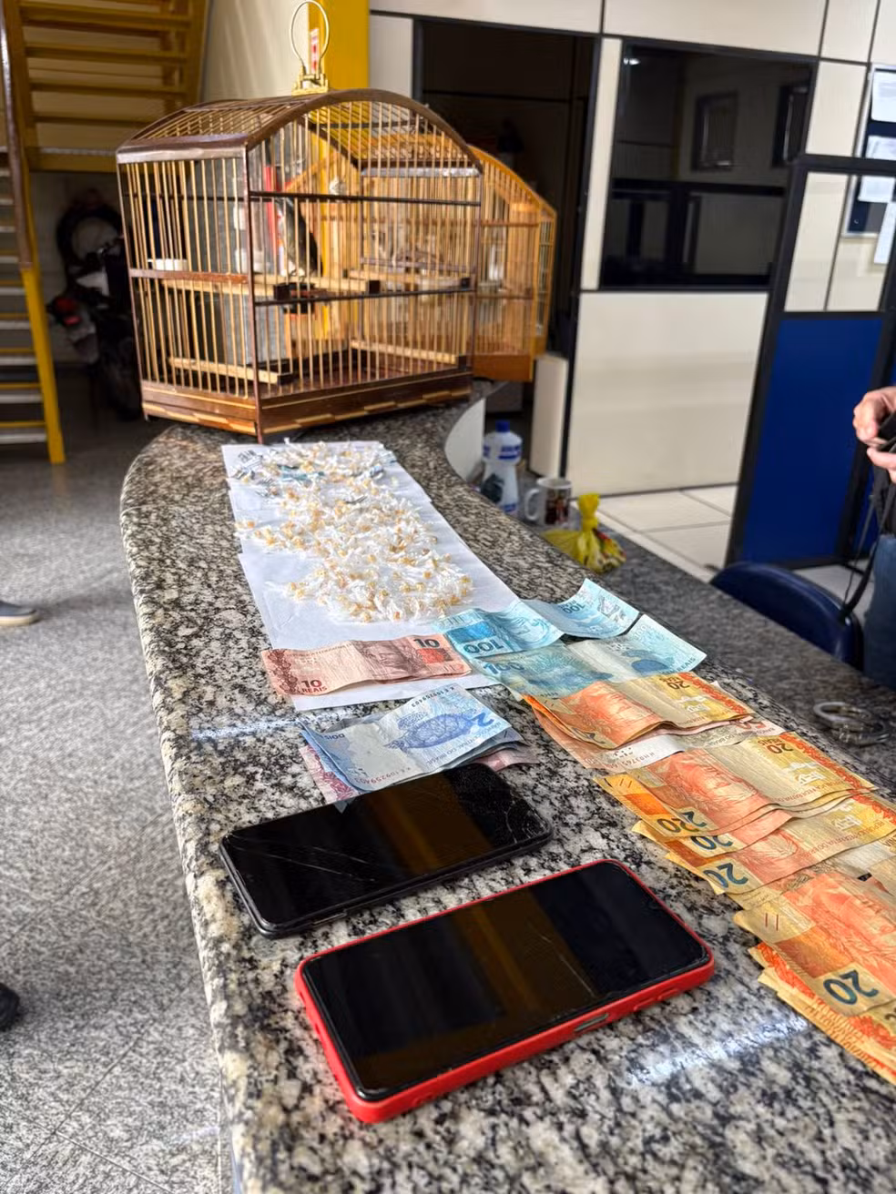 Homem é capturado com mil pedras de crack em Quatis