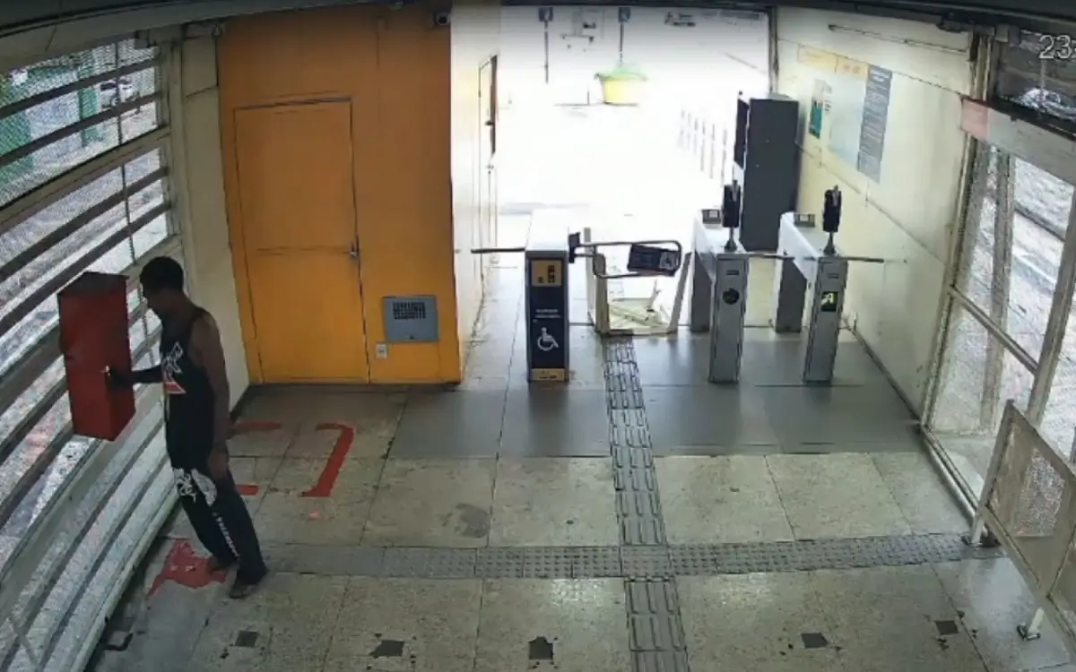 Homem é flagrado furtando extintor em estação do BRT em Curicica