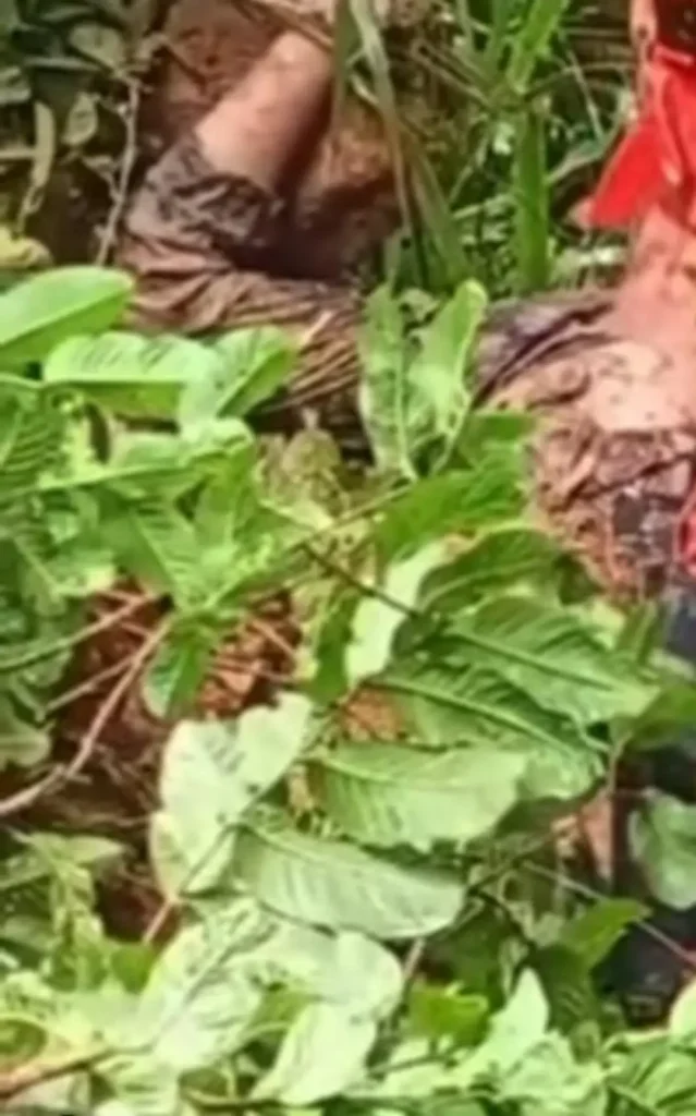 Bombeiros tentam retirar o corpo do homem soterrado