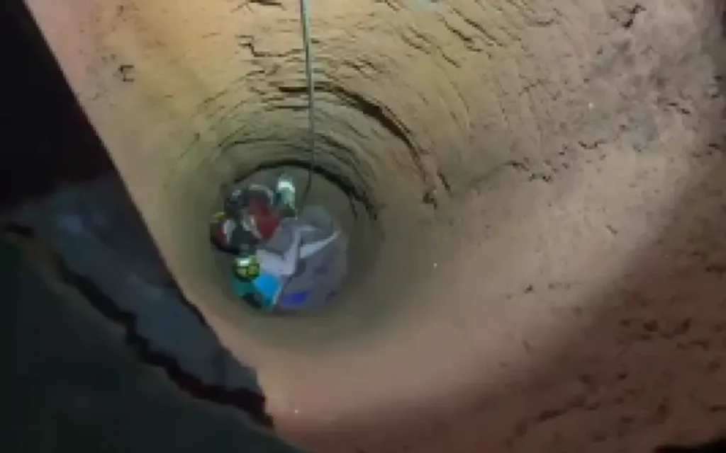 Idosa é resgatada após cair em cisterna