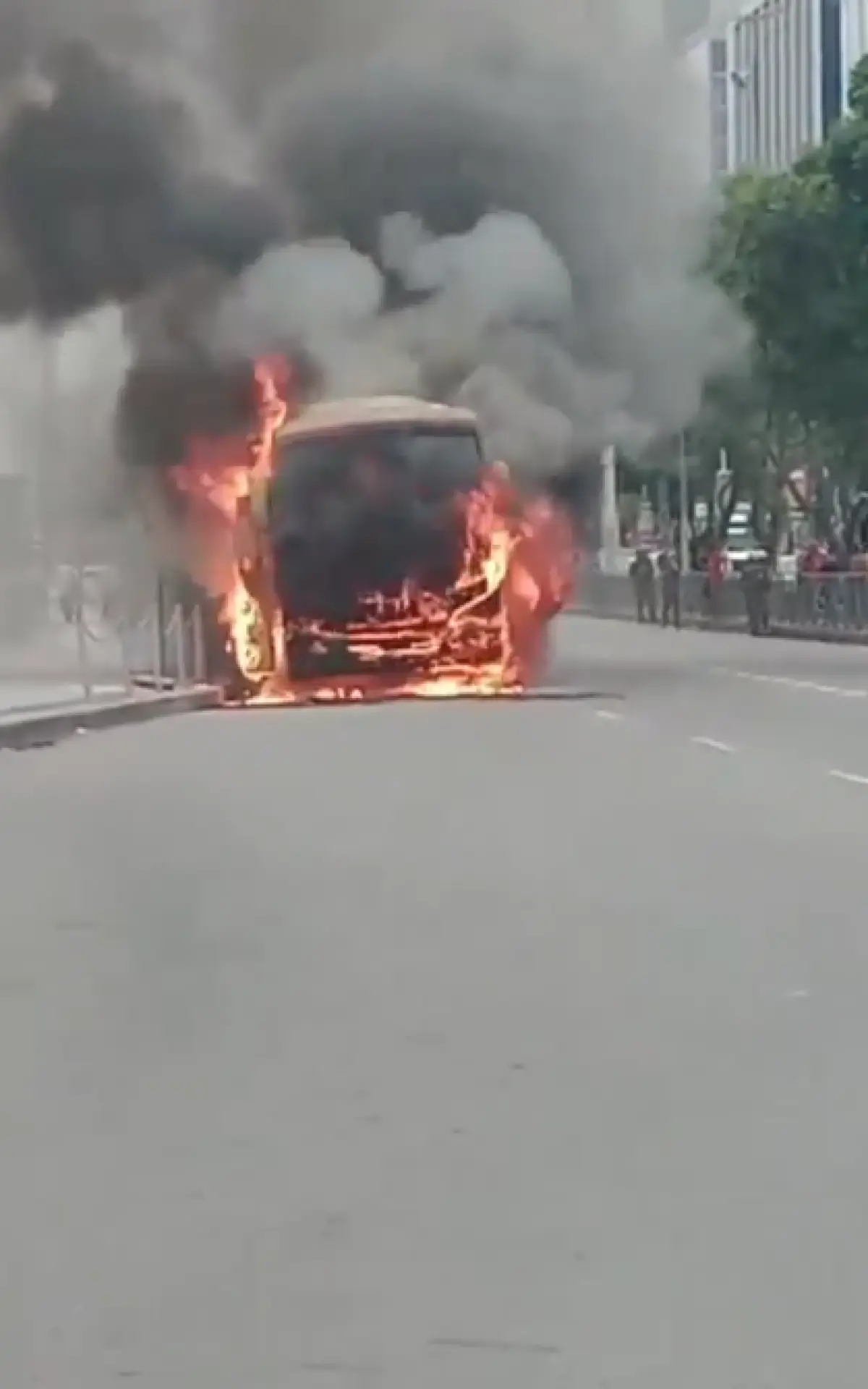 Incêndio atinge ônibus na Avenida Presidente Vargas