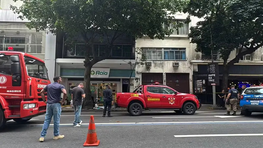 Incêndio em Copacabana fecha trecho da Avenida Nossa Senhora