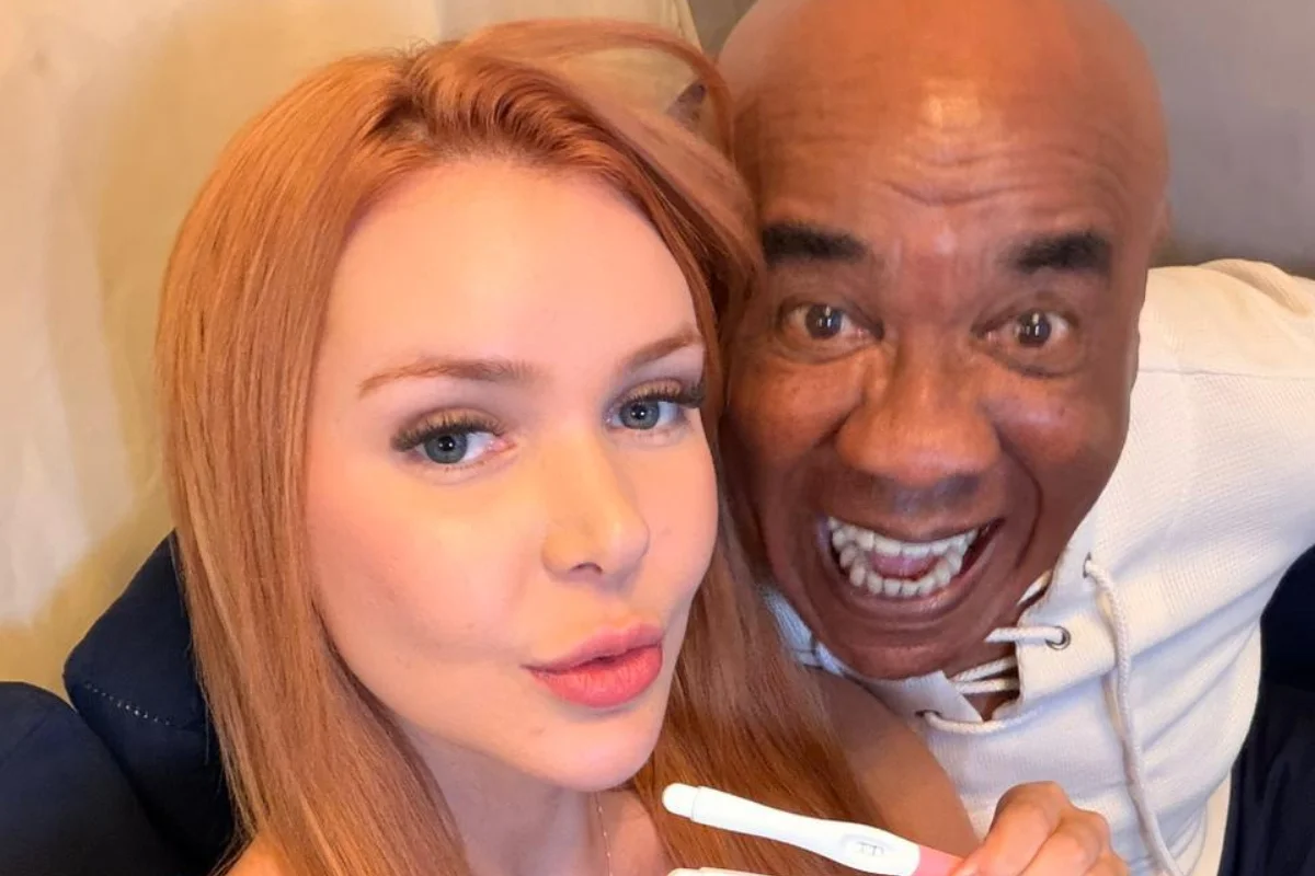 Influenciadora de 25 anos anuncia gravidez e diz que Kid Bengala é o pai
