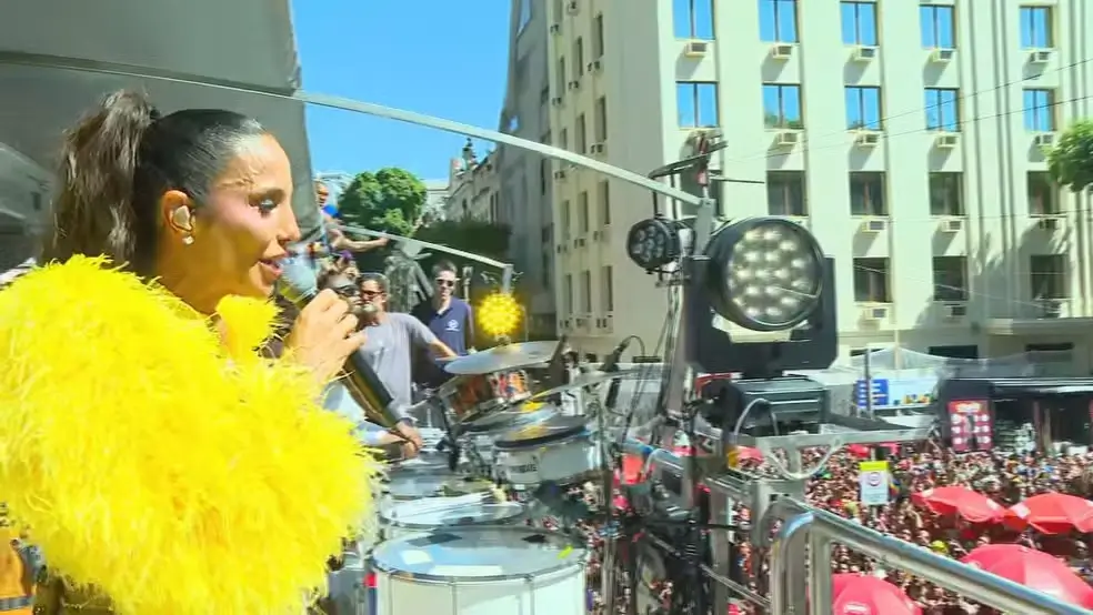 Ivete Sangalo faz primeira apresentação em trio elétrico no carnaval do Rio