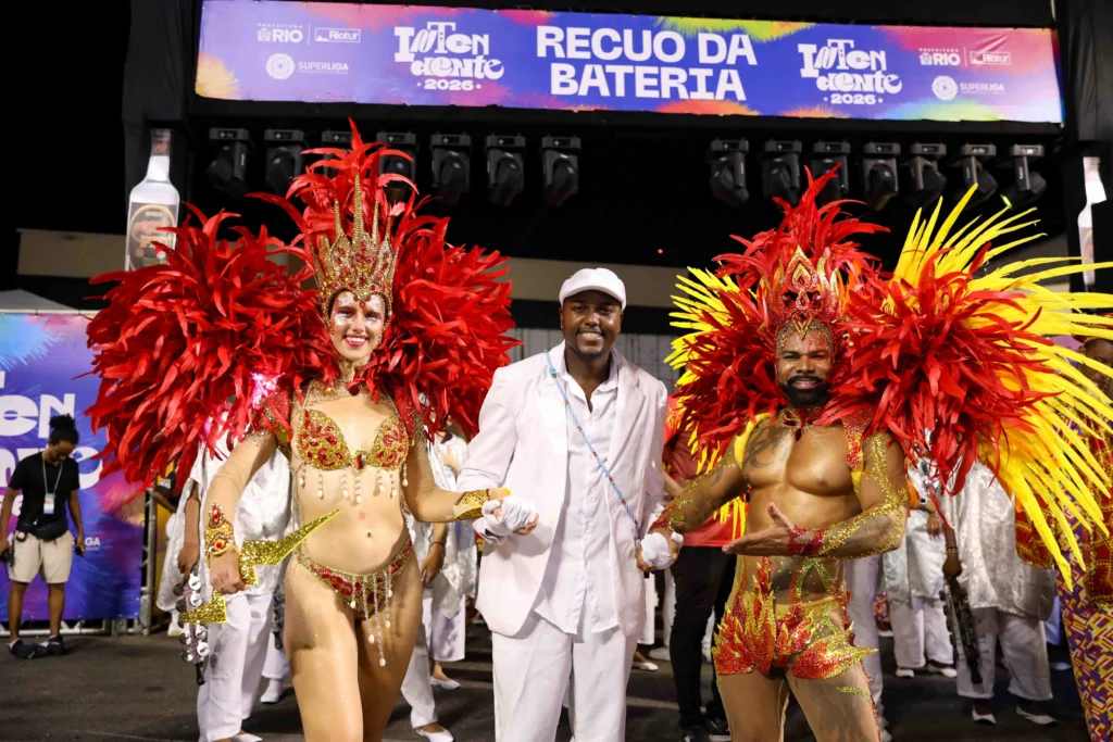 Julia Solis estreia como rainha de bateria da Alegria do Vilar