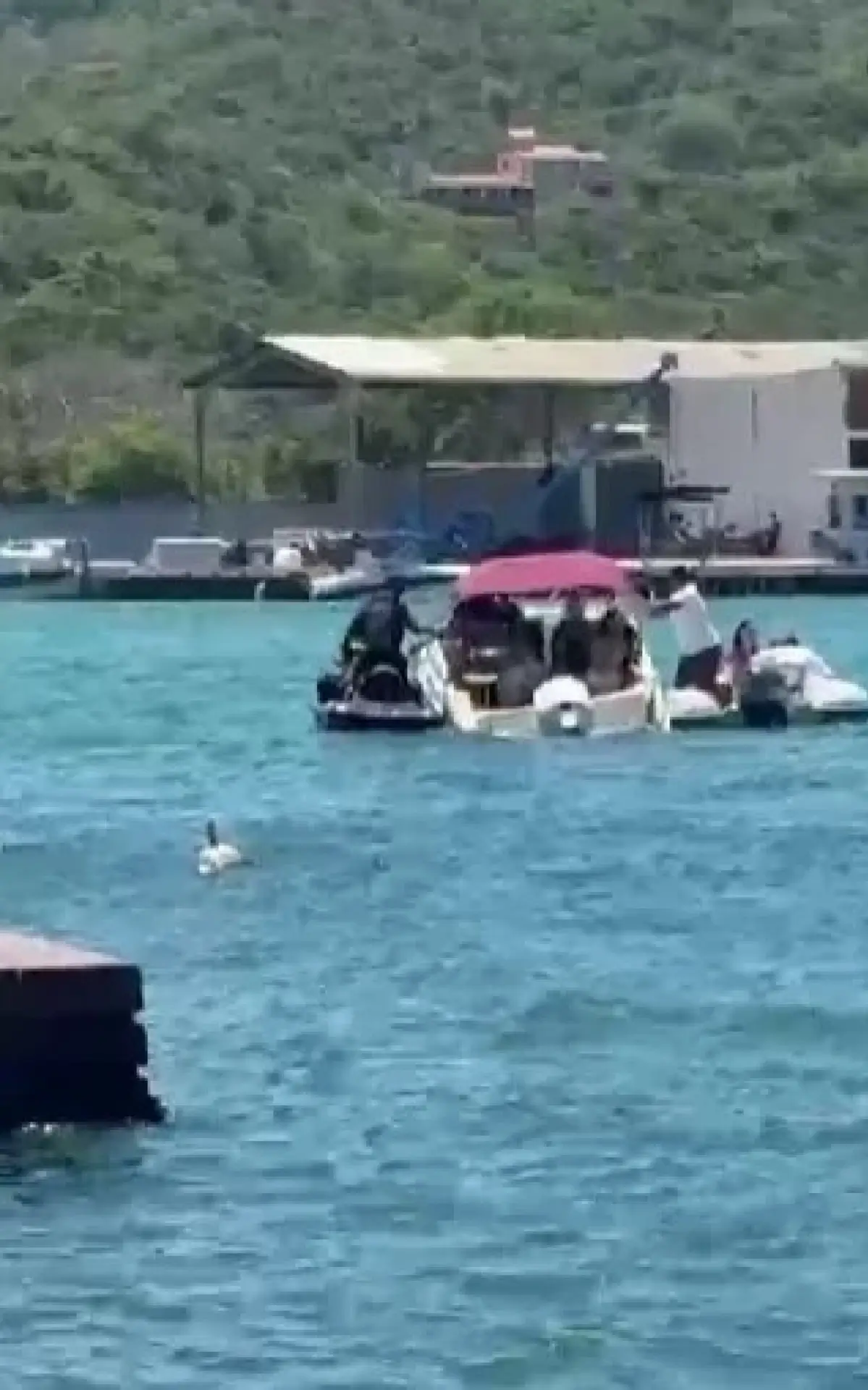 Lancha afunda em Cabo Frio