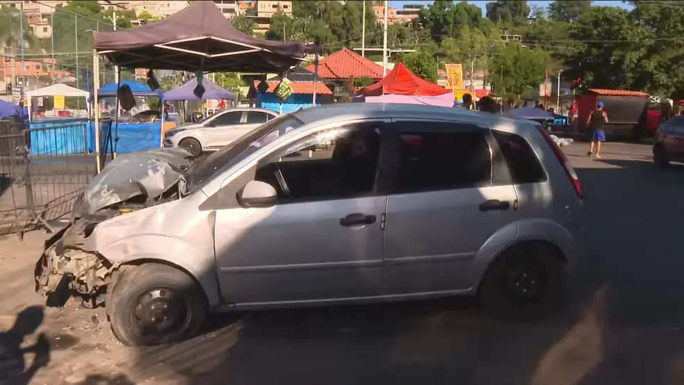 Motorista invade praça e atropela foliões em Caxias