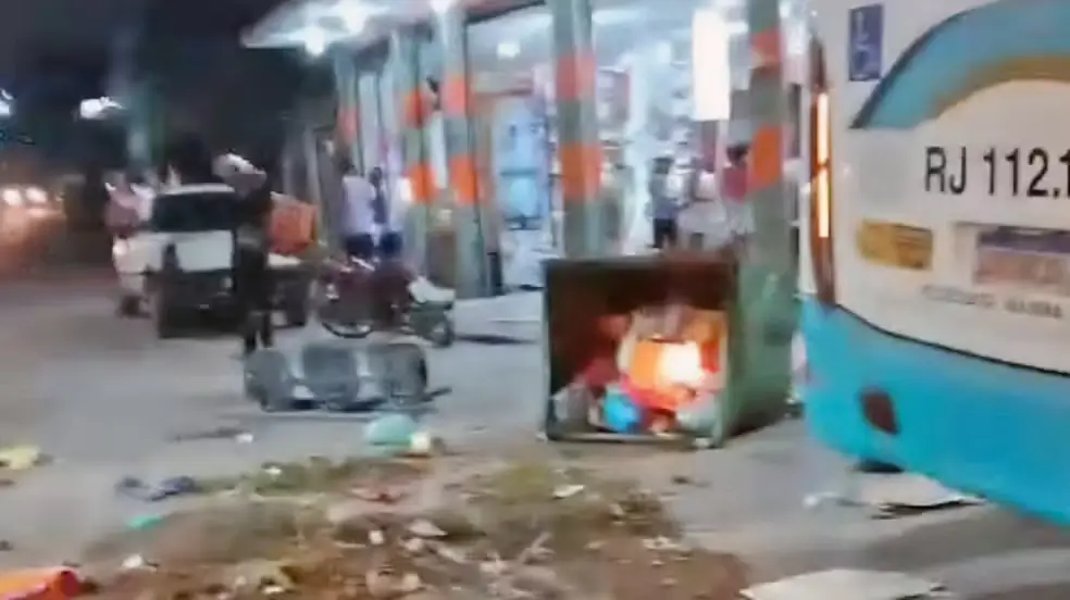 Moradores atearam fogo a lixo em Belford Roxo