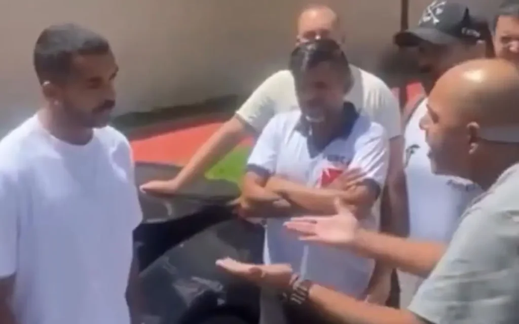Momento em que Paulo Henrique é cobrado por Organizada do Vasco