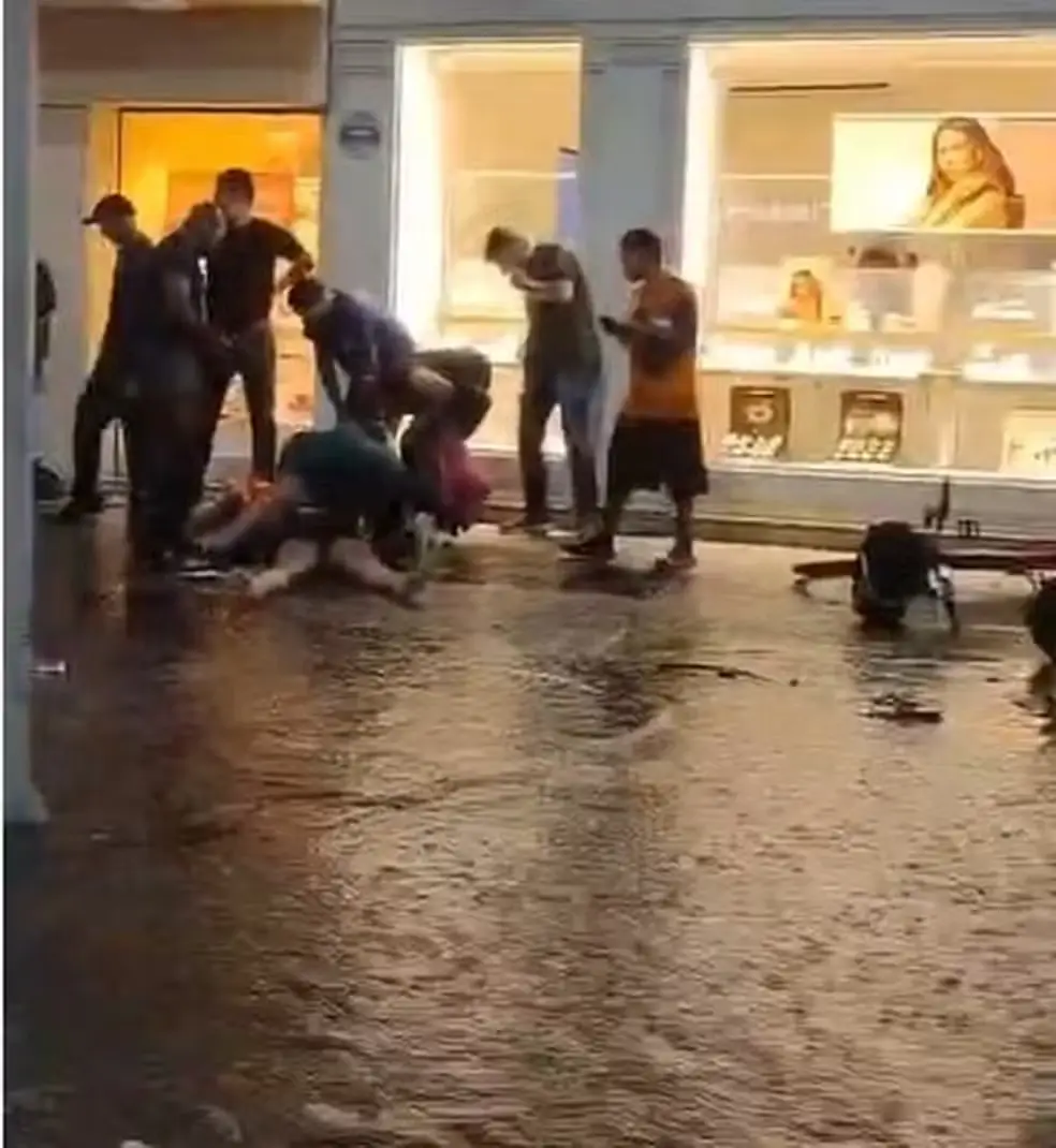 Rapaz tenta salvar jovem de descarga elétrica e fica preso
