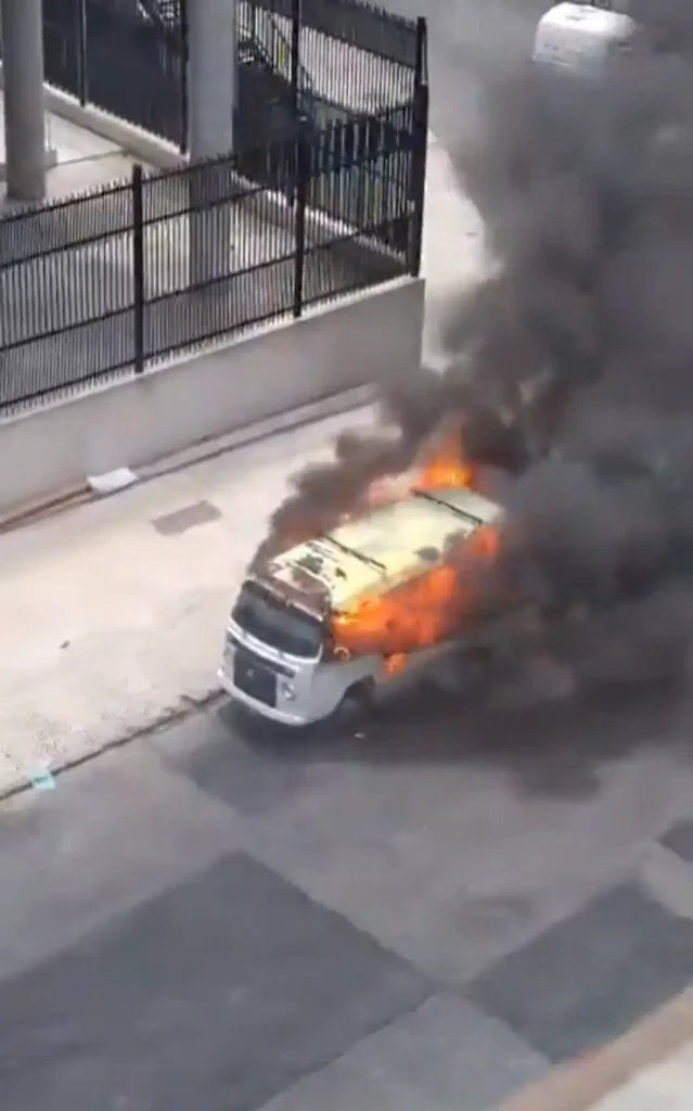 Rua é interditada após incêndio em van