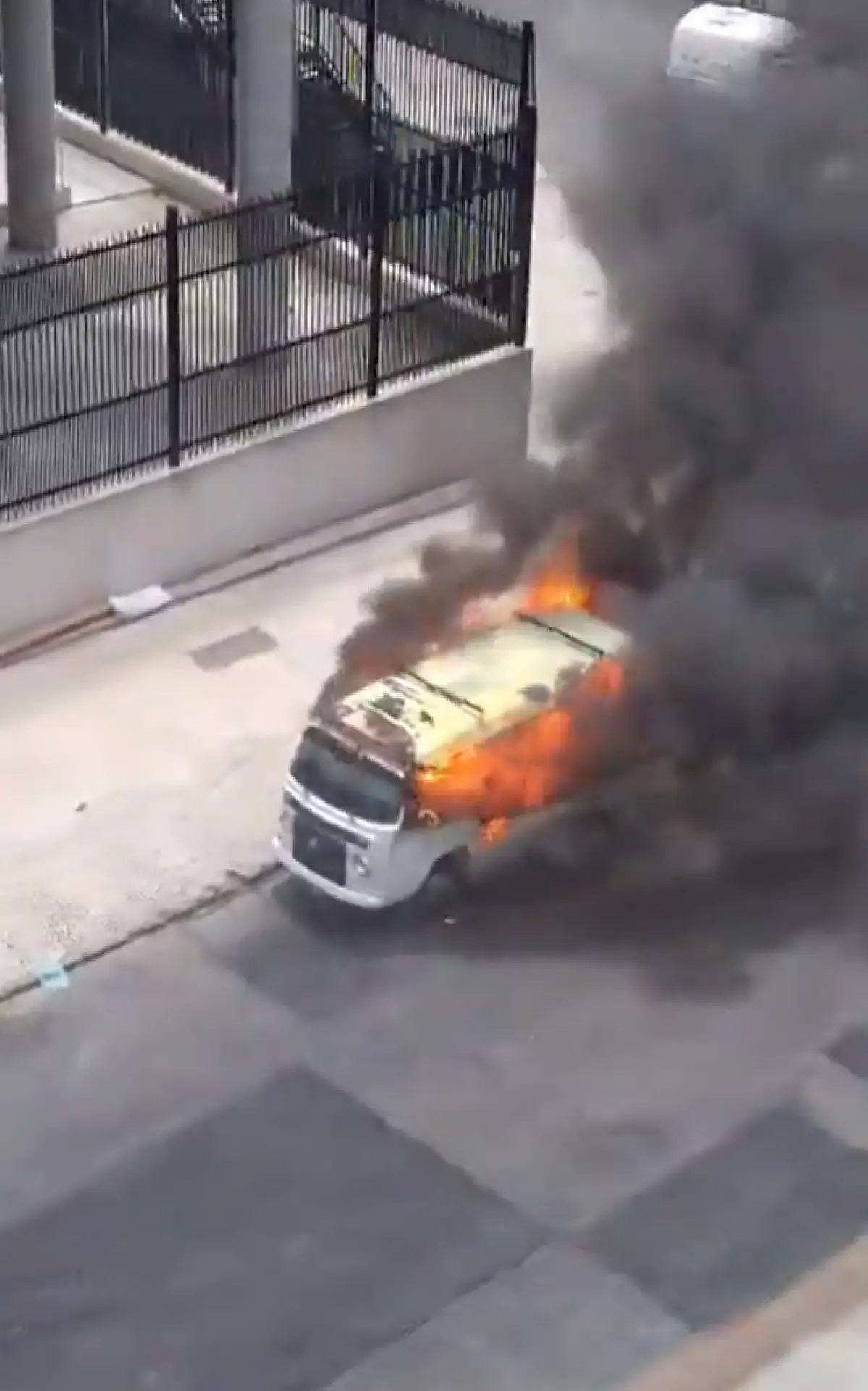 Rua é interditada após incêndio em van