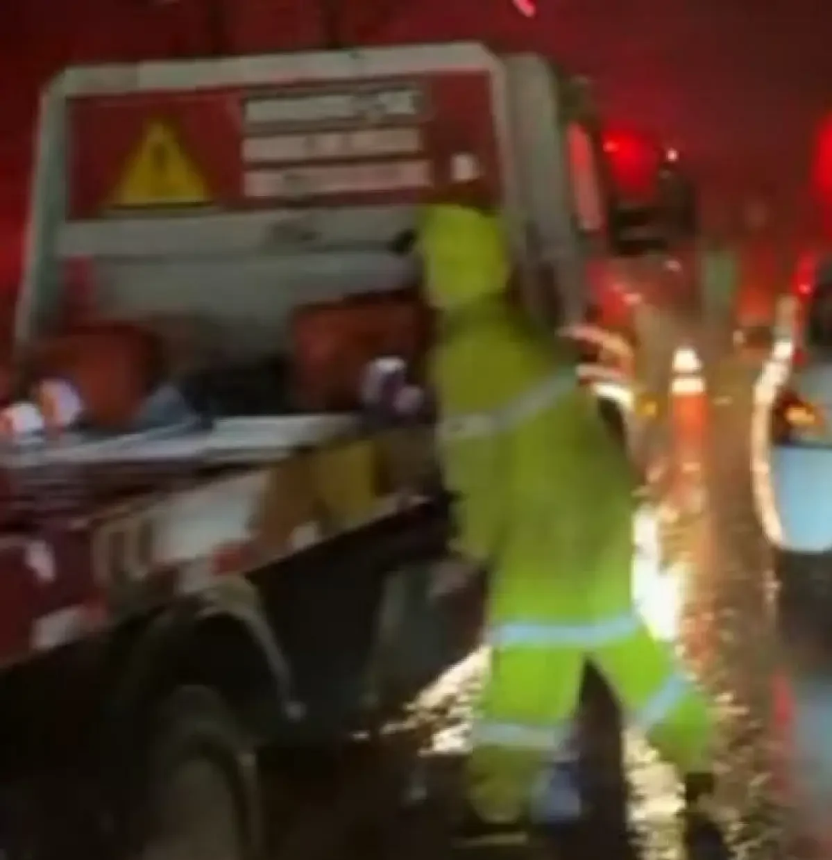 Temporal derruba árvore na Rio-Santos