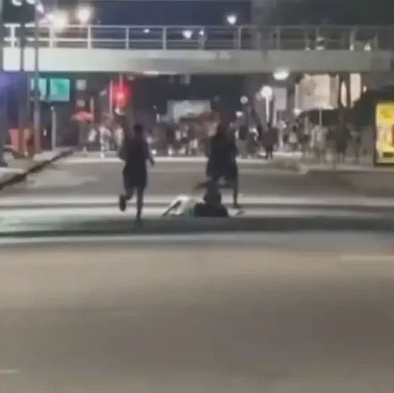 Turistas são derrubados e assaltados após bloco de Carnaval no Rio