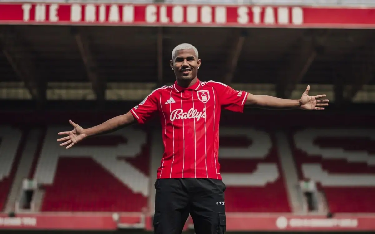 Cuiabano com a camisa do Nottingham Forest