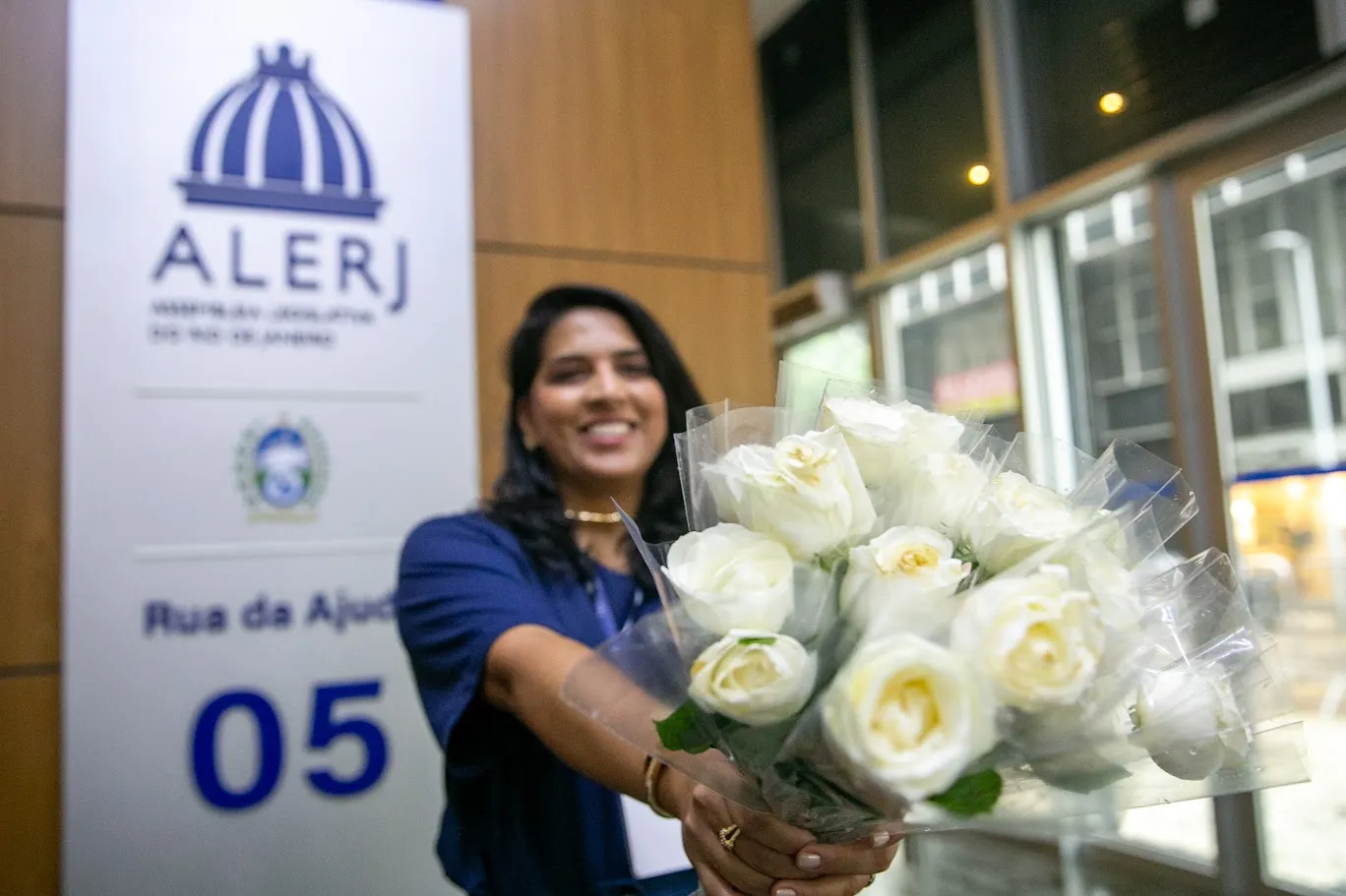 Alerj distribui rosas