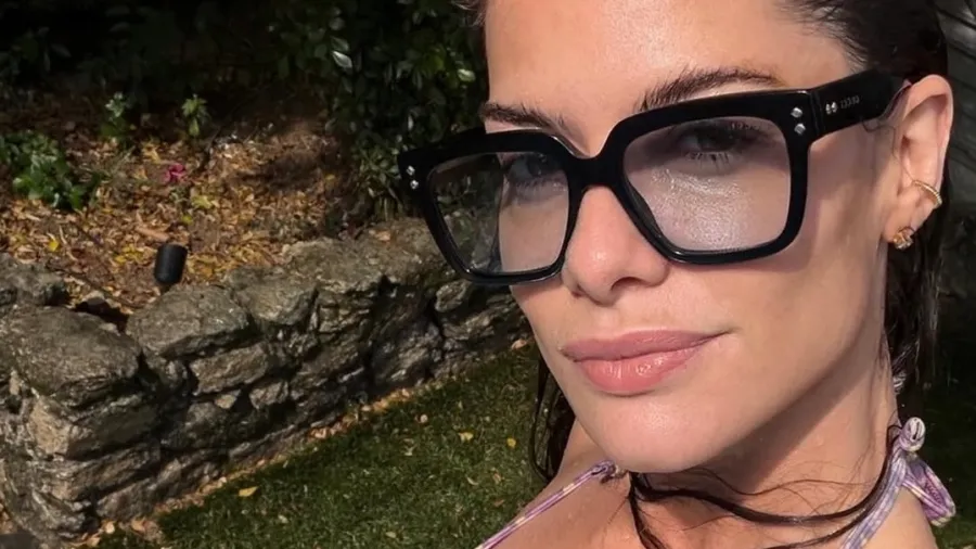 Alinne Moraes de biquíni