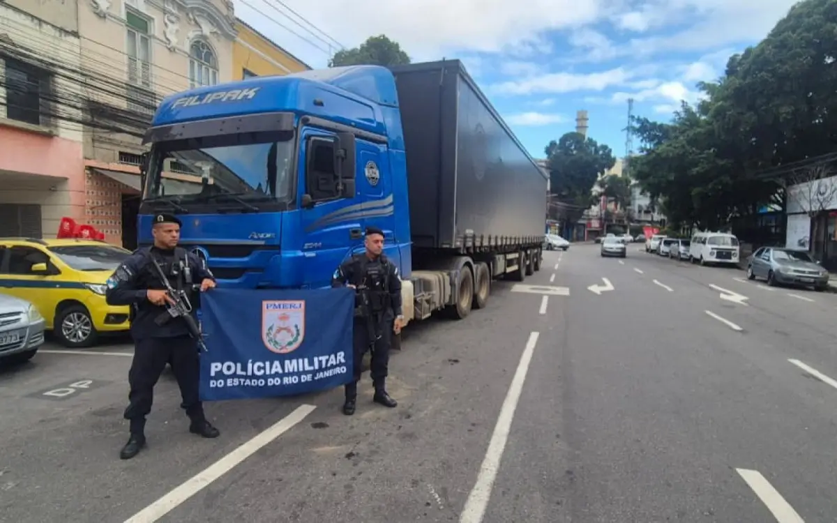 Carga de bebidas é recuperada por policiais