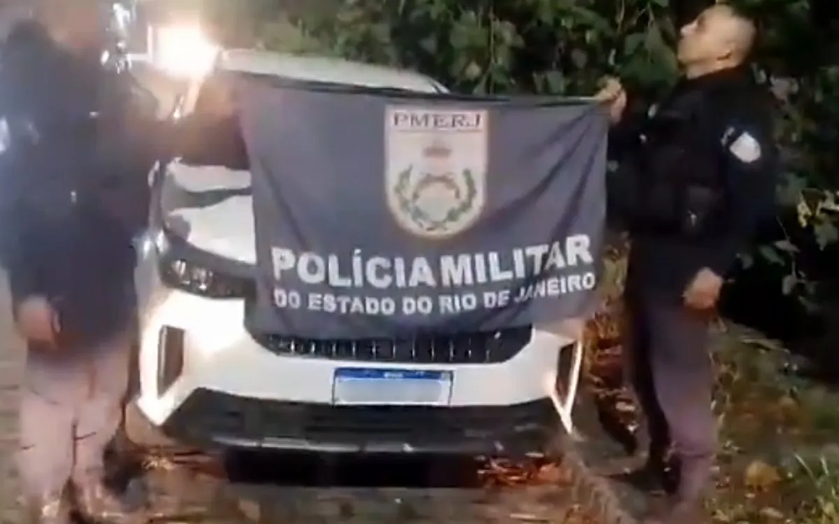 Carro roubado na Avenida Brasil