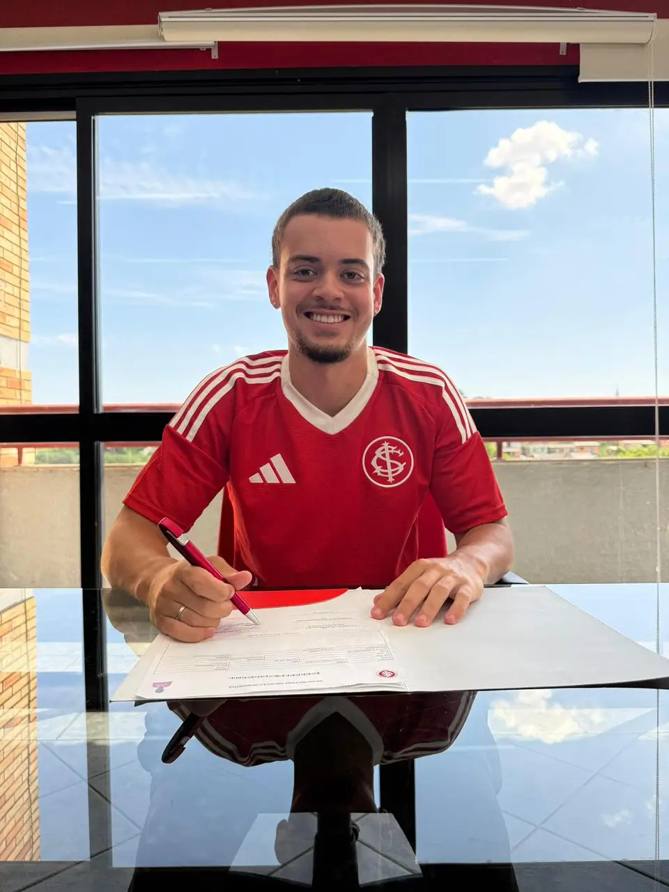 Diego Ahmed assina contrato com o Inter