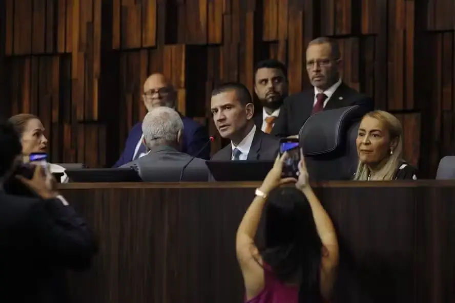 Douglas Ruas vence eleição para presidente da Alerj
