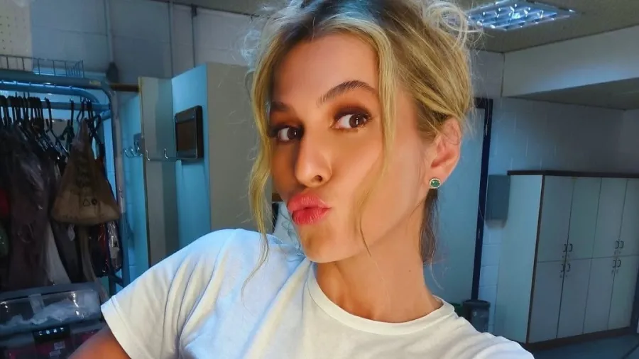 Lívia Andrade exibe barriga chapada