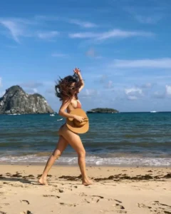 Paula Fernandes de topless em Noronha